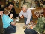 Dr.Klaus Baumgarten zeigt Kindern die richtige Handhabung eines Schlagsteins